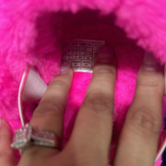 Woman’s Ugg - Picture 4 of 4